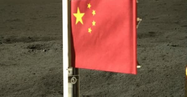 مسبار صيني يبدأ رحلة العودة بعد جمعه لأول مرة عينات من الجانب الخفي للقمر