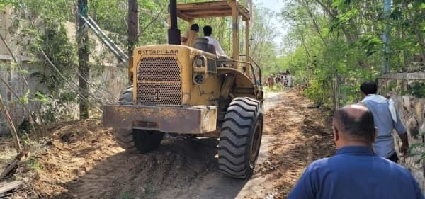 السلطات الحكومية في تعز تُصْلح طريقًا أعلن الحوثيون فتحه أمام المسافرين