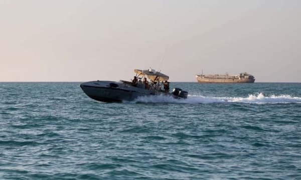 سفينة تجارية تتعرض لهجوم من زورق صغير في البحر الأحمر