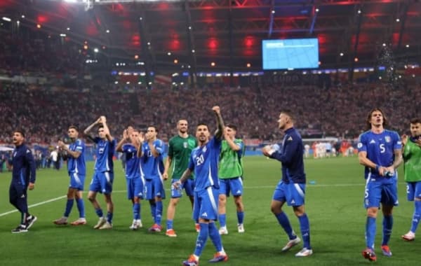 إيطاليا تقتنص تعادلاً مثيراً وتتأهل إلى ثمن النهائي