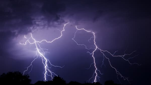 مقتل 5 اشخاص جراء صواعق رعدية