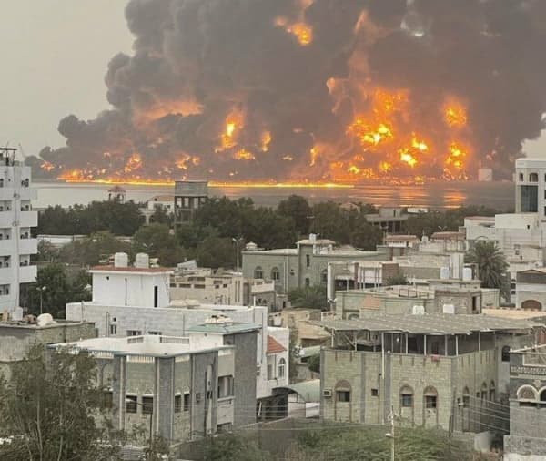 جماعة الحوثي تقول إنها أخمدت حريق خزانات محطة الكهرباء تماما و95 بالمئة من حريق خزانات المنشآت النفطية