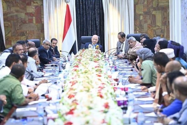 محافظ حضرموت يشيد بـ"مساعي وحدة الصف" في اللقاء الرئاسي بالأحزاب السياسية