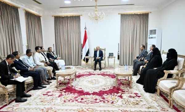 الرئيس العليمي يلتقي فريقًا مدنيًا قال إنه يقدم إسهامات نوعية في حضرموت