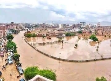 سيول الأمطار توقف حركة السير في عديد شوارع بالعاصمة صنعاء