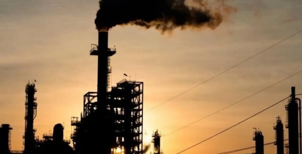 النفط يحافظ على مكاسبه بسبب التوتر في الشرق الأوسط