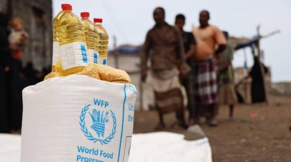 توزيع مساعدات غذائية طارئة لأكثر من 115 ألف شخص في الحديدة وتعز