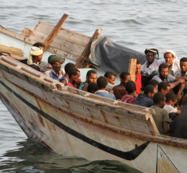 مقتل 13 شخصاً وفقدان 14 آخرين في حادثة غرق قارب يقل مهاجرين قبالة سواحل تعز
