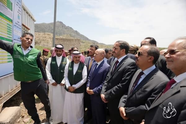 الرئيس العليمي يمهل السلطة المحلية في تعز ستة أشهر للتصحيح وحضور الدولة