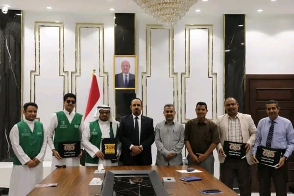 توقيع اتفاقية إنشاء مدرسة بالمكلا واستلام سيارات إسعاف بتمويل سعودي