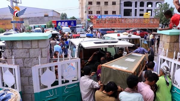 جماعة الحوثيين تشيع ضحايا الغارات الاسرائيلية على مدينة الحديدة