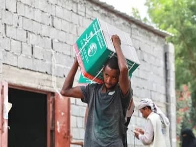 مركز الملك سلمان يوزع مساعدات غذائية لـ 920 أسرة في عدن وتعز وأبين