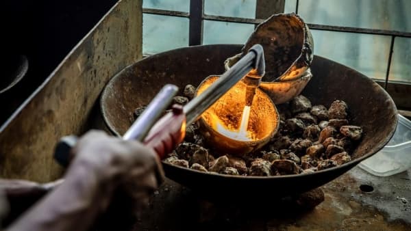 الذهب يرتفع بعد بيانات تعزز توقعات خفض معدلات الفائدة في أميركا