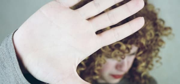 5 علامات تحذرك بها يداك من حالات صحية خطيرة