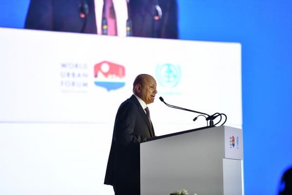 العليمي يؤكد التزام حكومته بالتغلب على تداعيات الحرب المدمرة