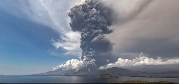 ثوران بركان إندونيسي يعطل الرحلات الجوية الدولية