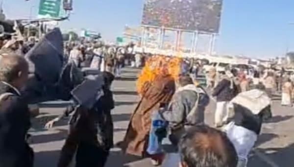 قيادي حوثي يشعل النار بجسده بصنعاء احتجاجا على نهب الجماعة لأرضه