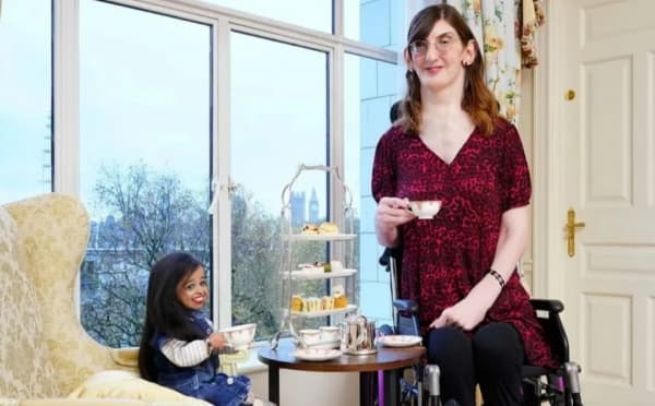 أطول وأقصر امرأتين في العالم تجتمعان في لندن بضيافة "غينيس"