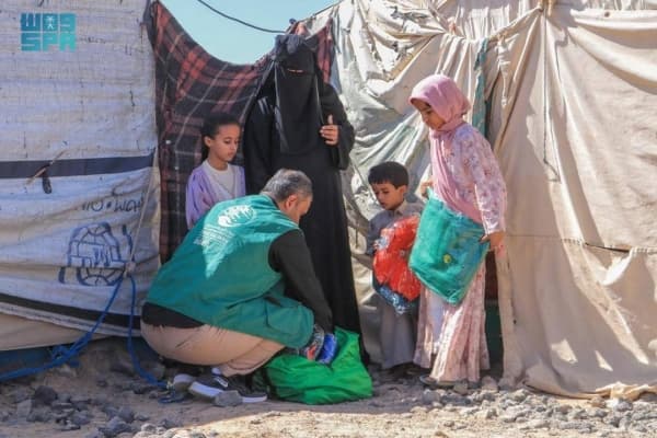 مركز الملك سلمان يدشن توزيع 2500 حقيبة شتوية للنازحين في مأرب
