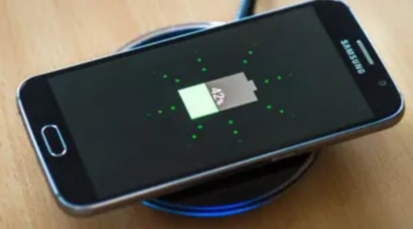"سامسونغ" قد تتبنى تقنية شحن لاسلكي مختلفة في سلسلة "Galaxy S25"