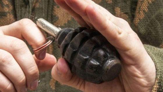 إصابة 7 طلاب بانفجار قنبلة بمدرسة في ذمار