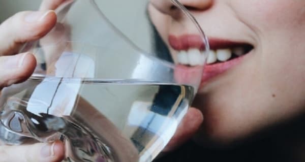 لماذا ينصح بشرب كوب من الماء الدافىء قبل تناول الطعام؟