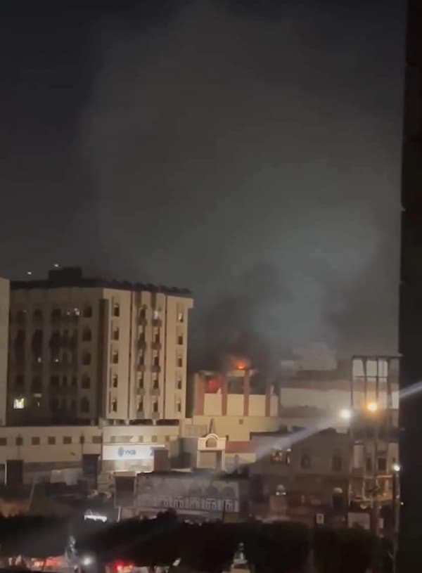 حريق يلتهم صالة الألعاب في المركز الليبي بصنعاء