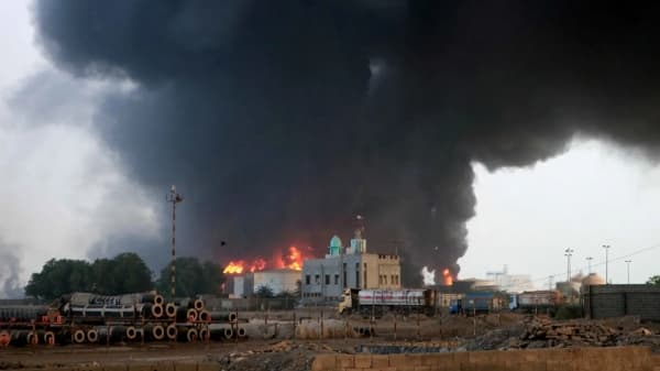 اقتصاديون يمنيون يرون الاستهداف الإسرائيلي للبنية التحتية يخدم الحوثيين