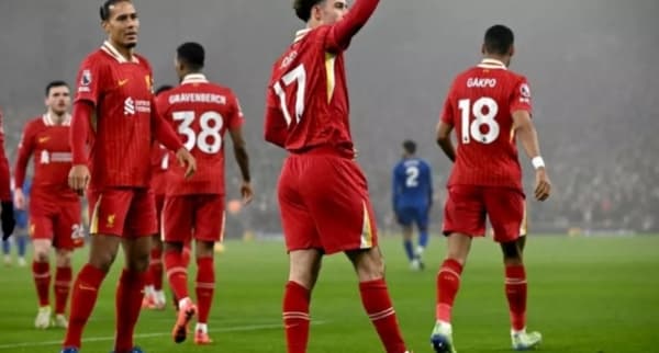 ليفربول يتفوق بثلاثية على ليستر سيتي ومانشستر سيتي يواصل نزيف النقاط