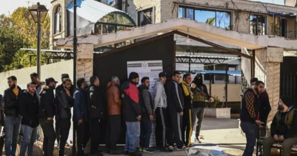 من أمام مراكز التسوية... كيف تستقبل هيئة تحرير الشام التابعين لنظام بشار الأسد ؟