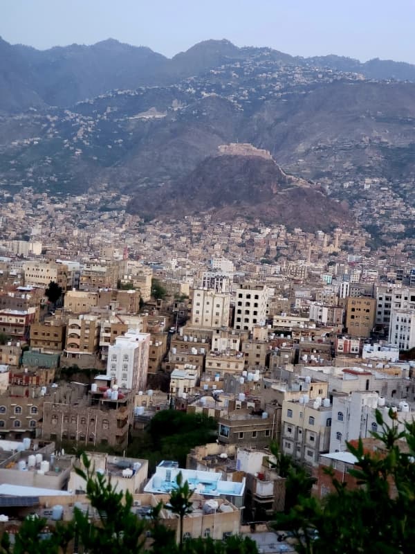 مالك منزل بتعز يُشعل النار بشقة أحد المستأجرين بسبب الإيجار