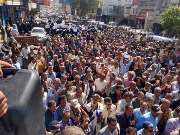 معلمو تعز يتظاهرون رفضًا لقرار تعليق الإضراب